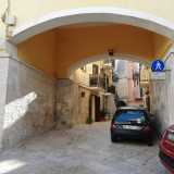 ...usava posizionarsi nei pressi dell�Arco di San Pietro, l� dove cucinava e vendeva sgagliozze e popizze